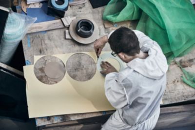 Behind-the-scenes images of HUGO BOSS boat construction