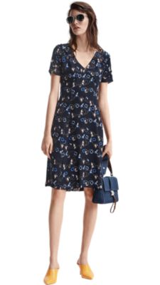 Woman wearing printed dress y BOSS