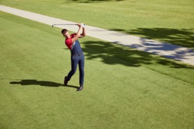 Professioneller Golfspieler mit Poloshirt und Hose von BOSS