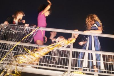 Групповая вечеринка вот-вот начнеться