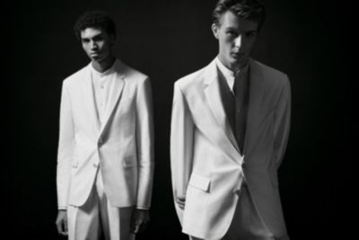  Les mannequins portent des costumes blancs BOSS inspir&eacute;s de celui que portait Michael Jackson