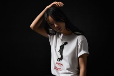 Le mannequin porte un t-shirt BOSS inspir&eacute; de Michael Jackson