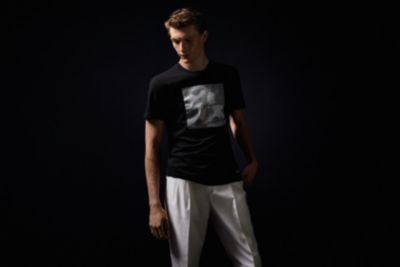 Le mannequin porte un t-shirt BOSS inspir&eacute; de Michael Jackson