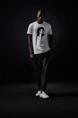 Le mannequin porte un t-shirt BOSS inspir&eacute; de Michael Jackson