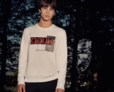 M&auml;nnliches Model in schwarzem T-Shirt mit Print von HUGO 