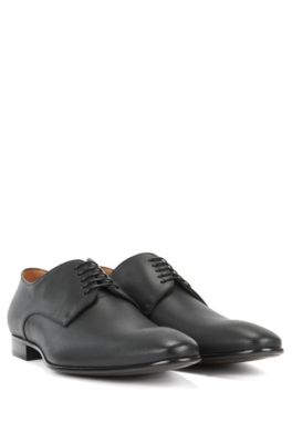 Derby shoes with embossed leather upper