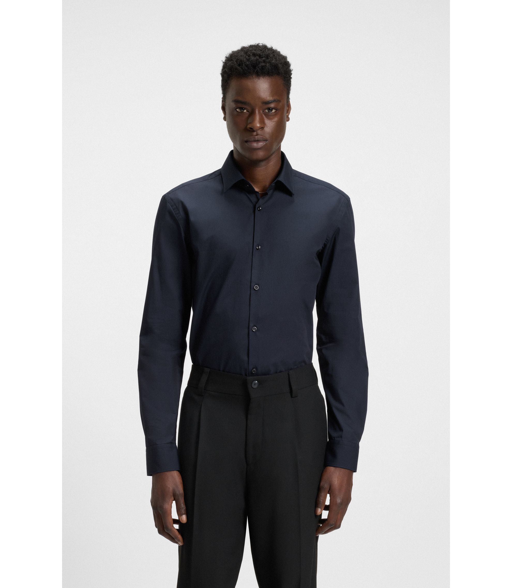 Slim-Fit Hemd aus bügelleichter Baumwoll-Popeline