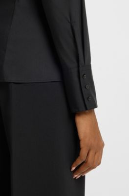 Slim-Fit Bluse aus b&uuml;gelleichter Popeline, Schwarz