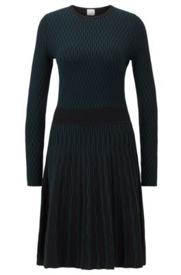 Strickkleid aus zweifarbigem Jacquard mit langen Ärmeln Strickkleid aus zweifarbigem Jacquard mit langen Ärmeln