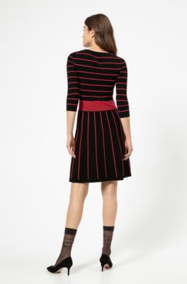 Strickkleid mit farbigen Details und ausgestelltem Rock Strickkleid mit farbigen Details und ausgestelltem Rock