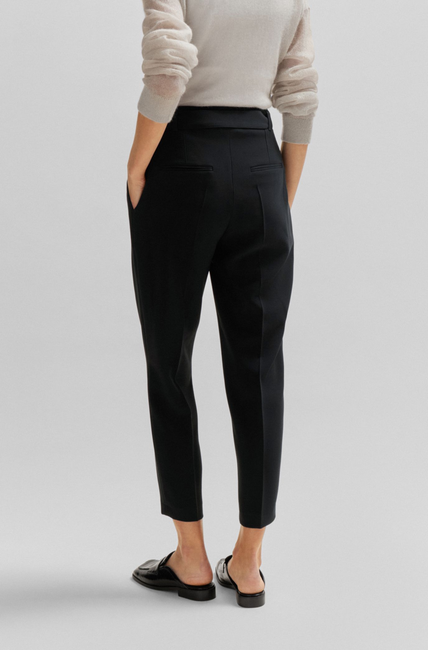 Regular fit-byxor i japanskt crêpetyg med bälte, Svart