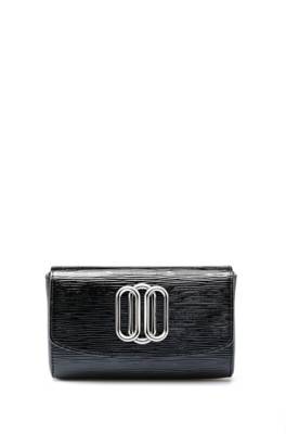 Sac ceinture en cuir verni avec garnitures en métal emblématiques
