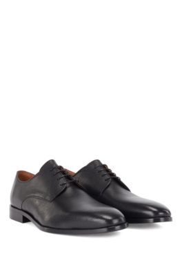 Derby shoes in grained structured leather