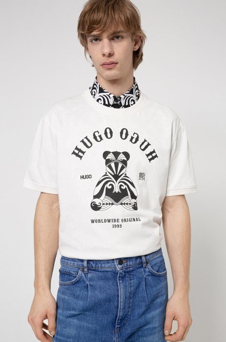 Camiseta regular fit de algodón con ilustración de oso y logo, Blanco