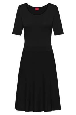 Robe en maille près du corps et évasée à jupe plissée