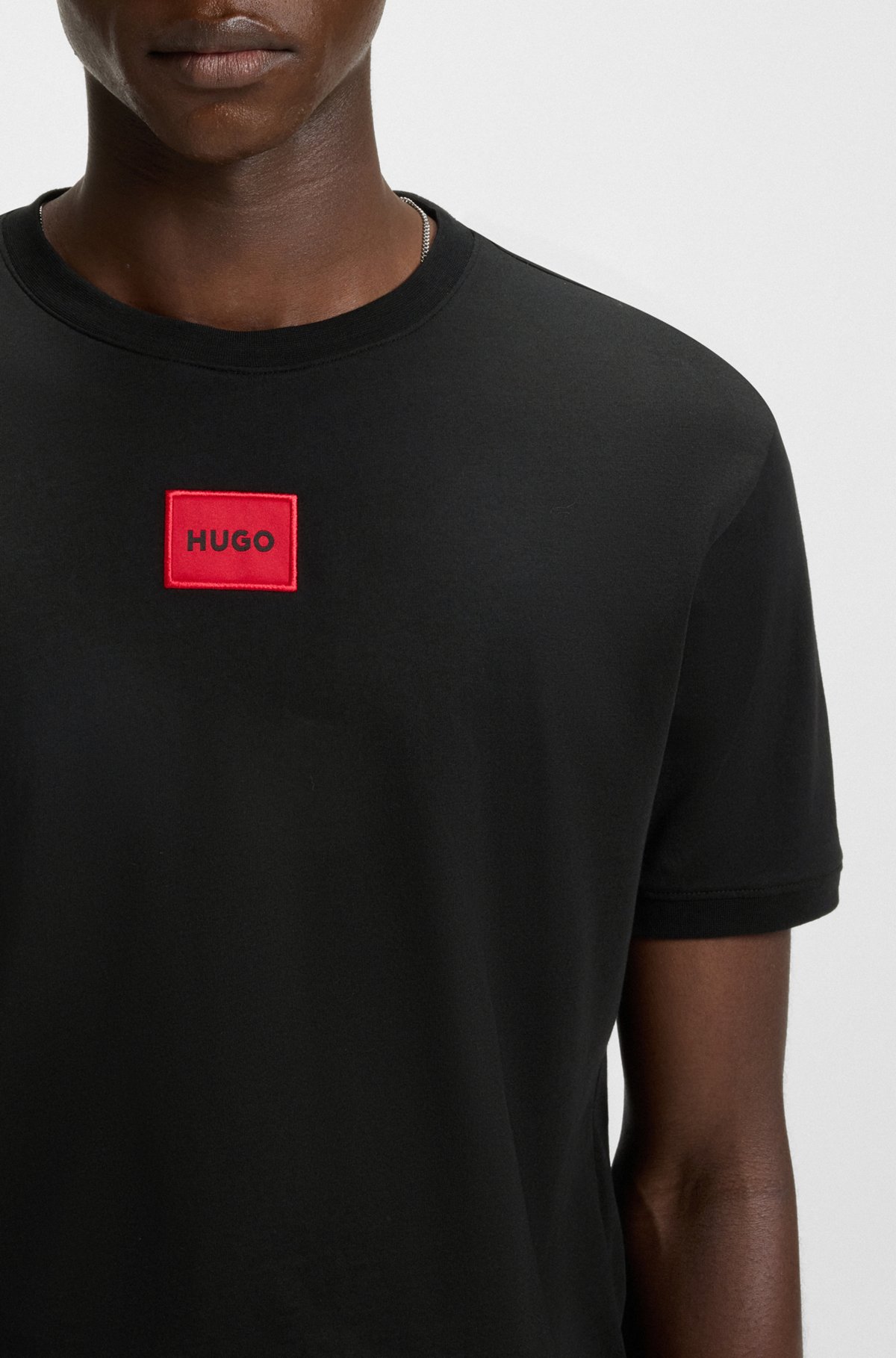 HUGO - コットンジャージーTシャツ ロゴラベル - ブラック HUGO - コットンジャージーTシャツ ロゴラベル - ブラック