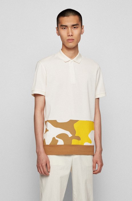 Polo en coton avec empiècement à imprimé camouflage, Blanc à motif