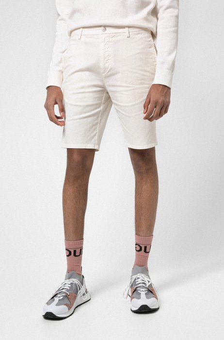 Shorts slim fit en tejido de gabardina de algodón elástico, Blanco