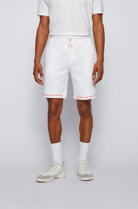 Short Regular Fit en jersey stretch avec bas des jambes à logo, Blanc