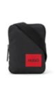 Reporter-Tasche aus recyceltem Nylon mit rotem Logo-Label, Schwarz