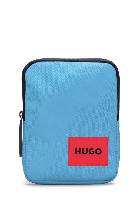 Reporter-Tasche aus recyceltem Nylon mit rotem Logo-Label, Hellblau