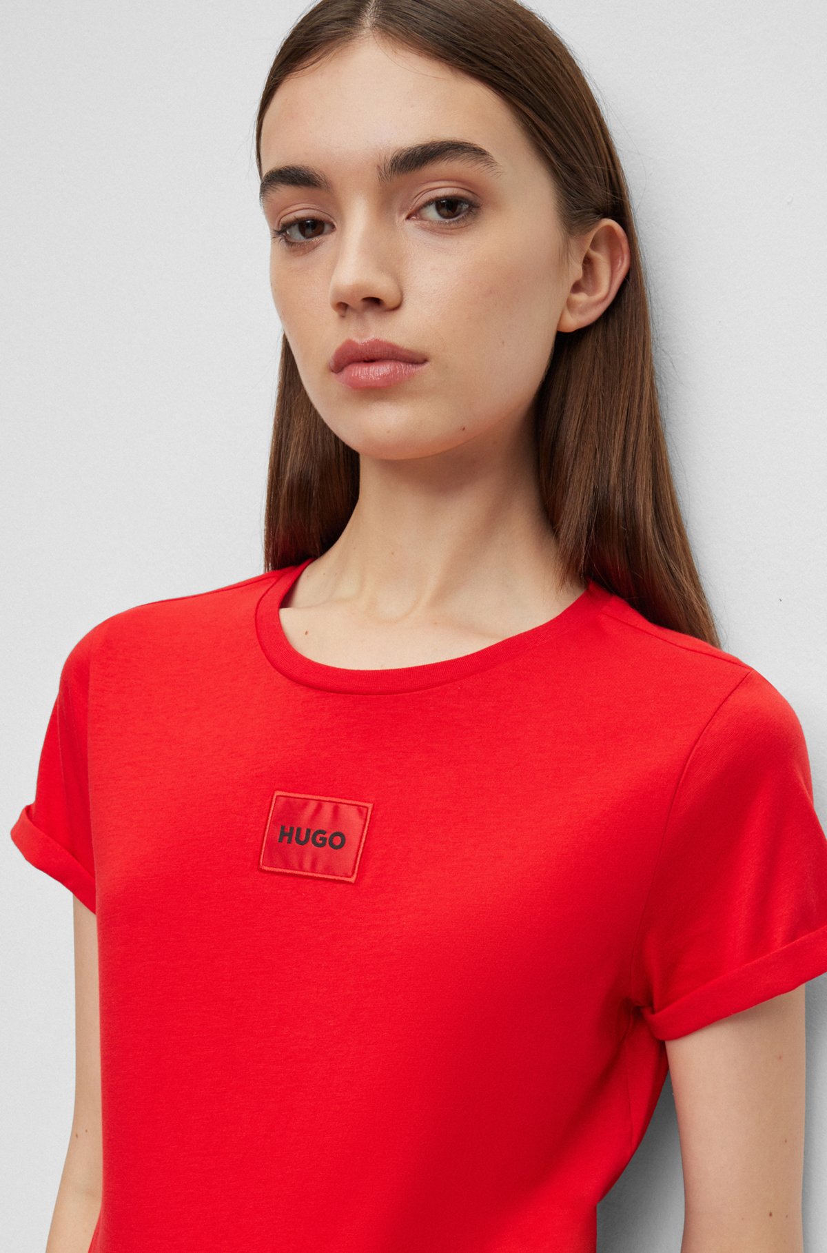 로고 라벨 슬림 핏 코튼 티셔츠, 레드