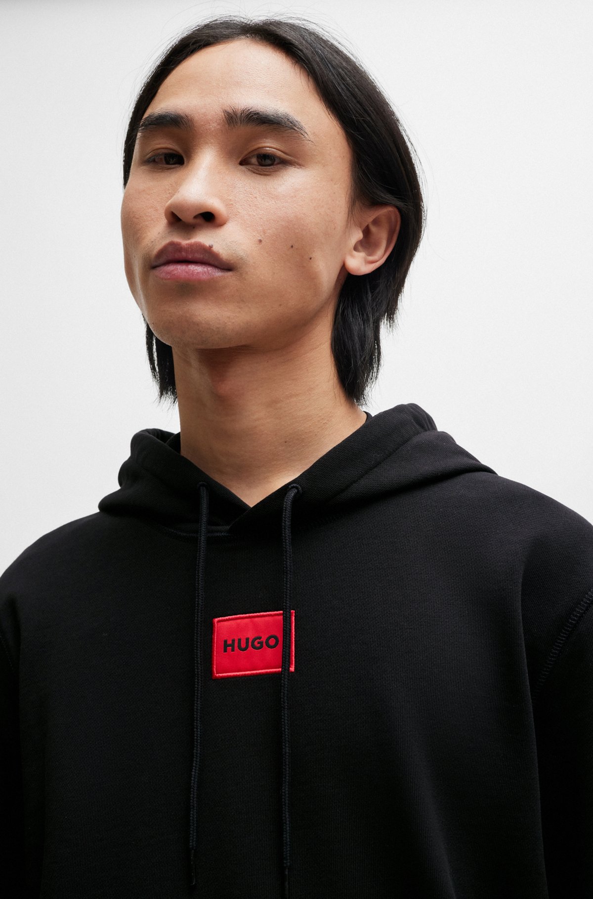Kapuzen-Sweatshirt aus Baumwoll-Terry mit rotem Logo-Label, Schwarz