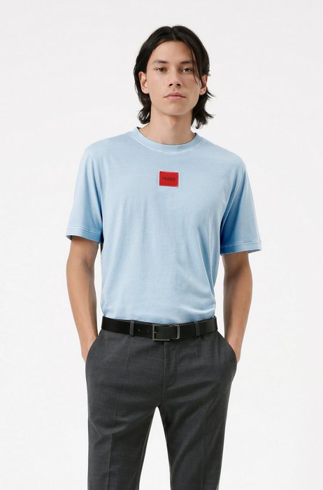 T-shirt en coton teint en pièce avec étiquette logo rouge, bleu clair