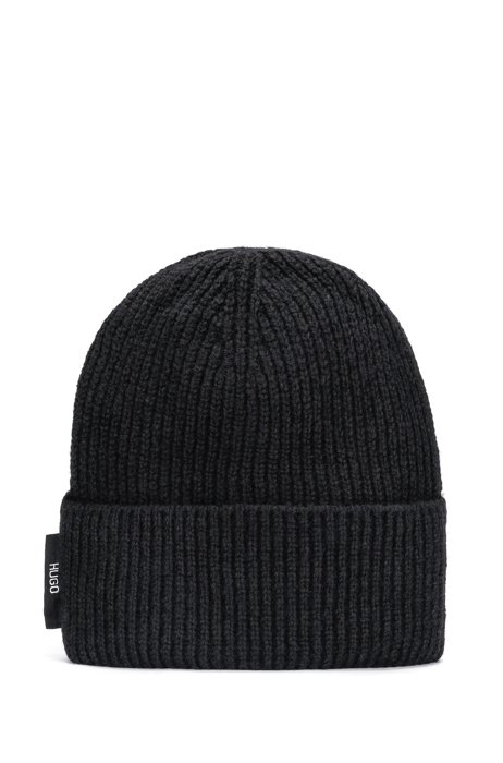 Ribbed beanie hat with vertical logo label, Black