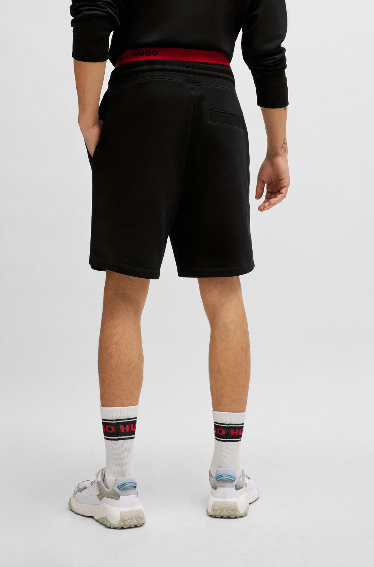 Shorts van katoenen sweatstof met rood logolabel, Zwart