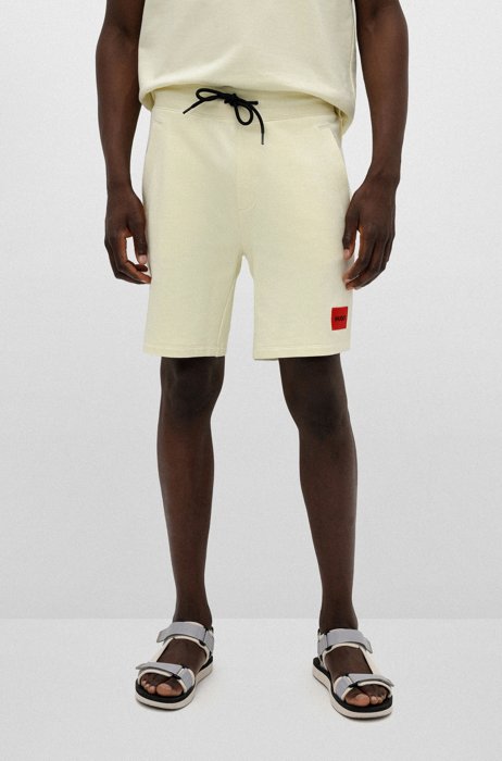 Shorts aus French-Terry-Baumwolle mit rotem Logo-Etikett, Hellgelb