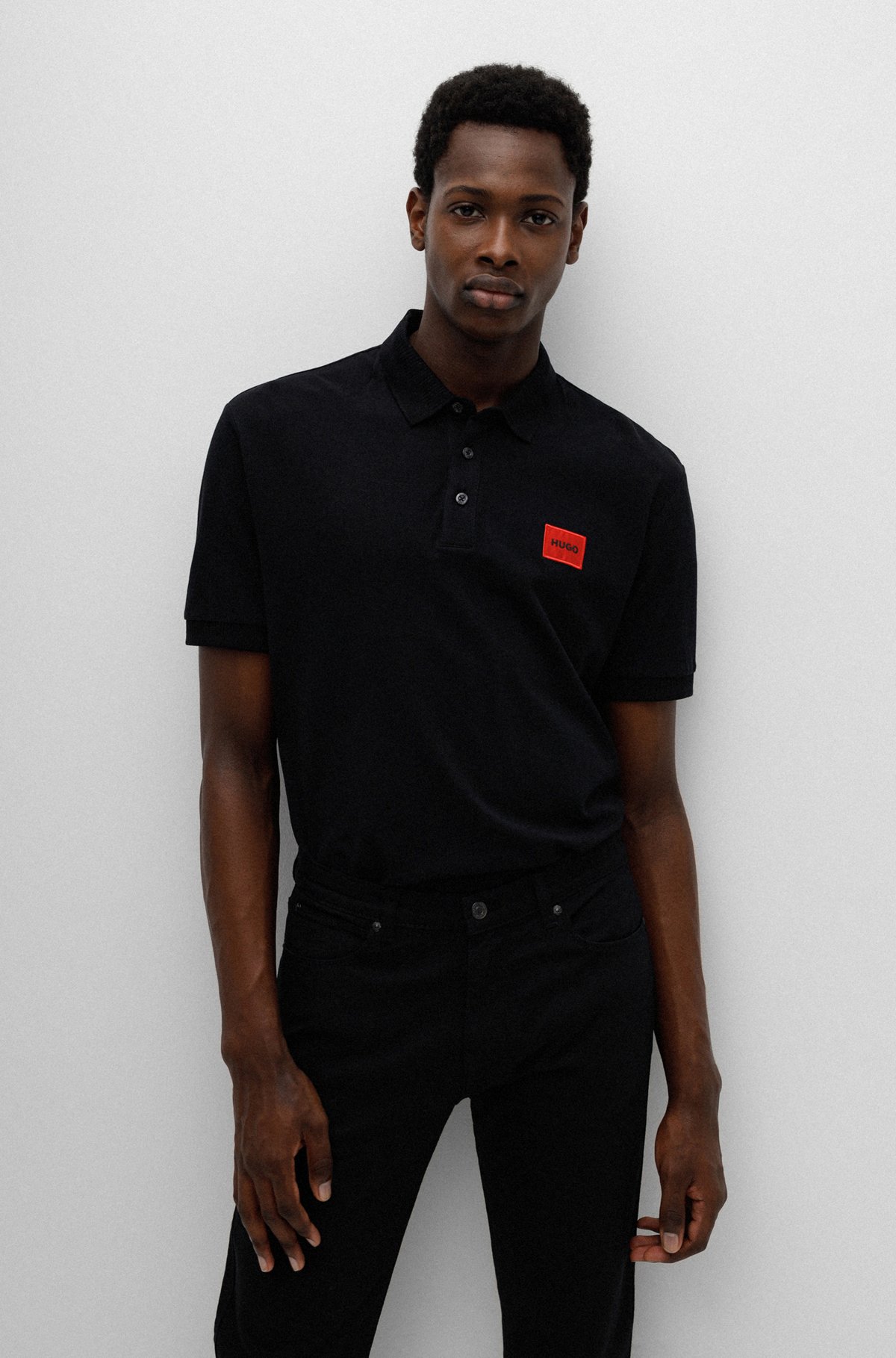 Polo Slim Fit en piqué de coton avec étiquette logo rouge, Noir