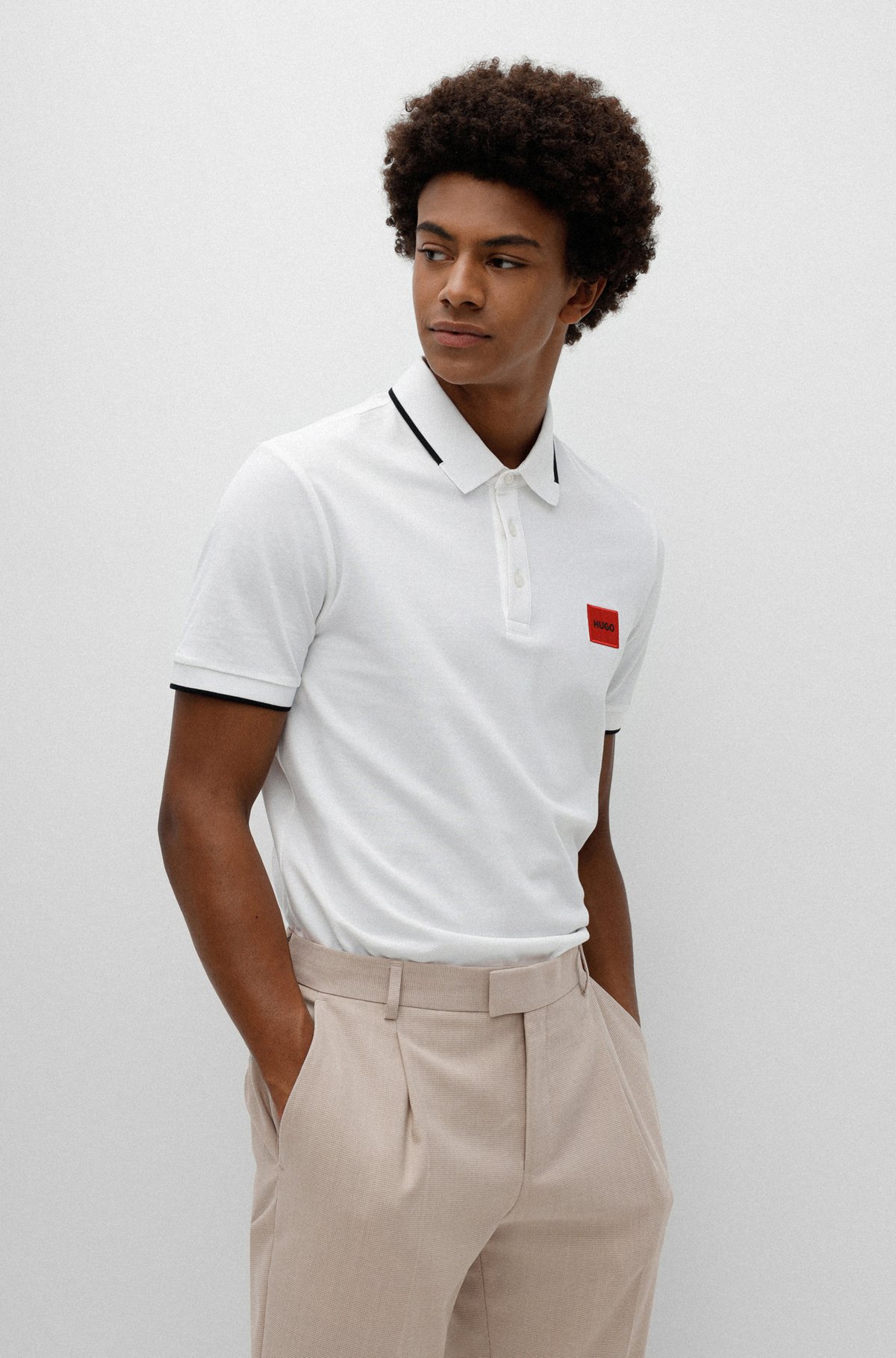 Polo Slim Fit en piqué de coton avec étiquette logo rouge, Blanc