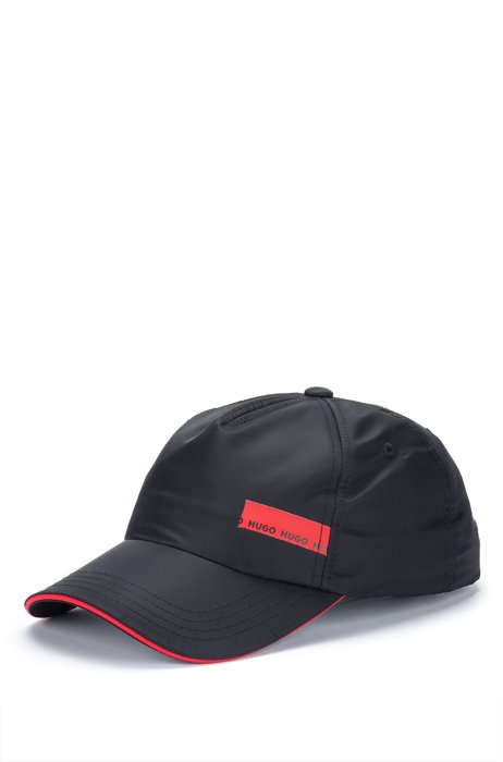 Fünf-Bahnen-Cap mit rotem Logo-Tape, Schwarz