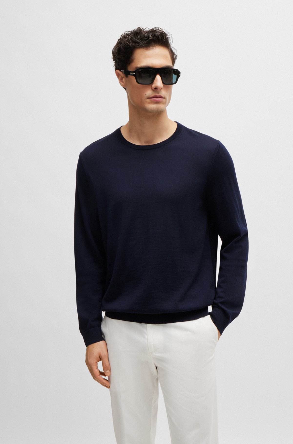 Sweater med slim fit og crew neck i ny uld, Mørkeblå