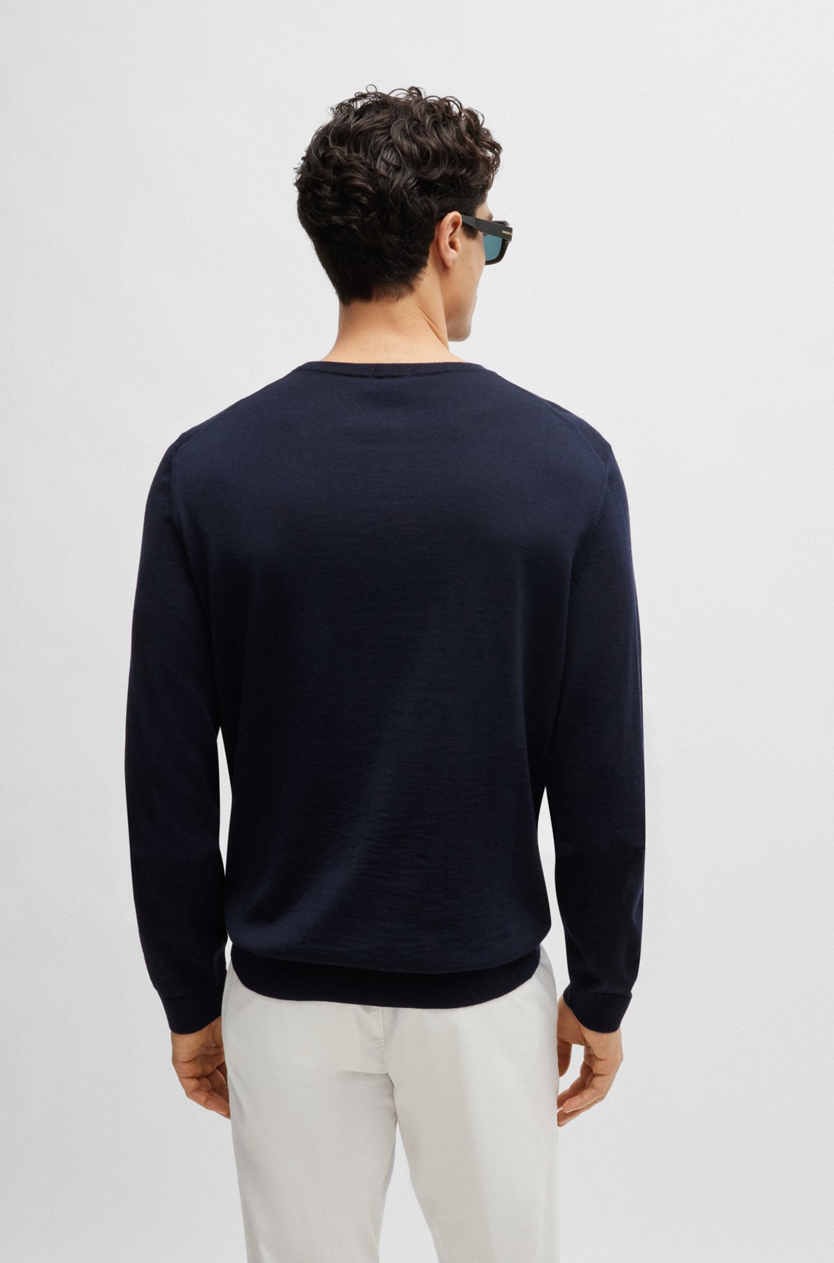 Sweater med slim fit og crew neck i ny uld, Mørkeblå