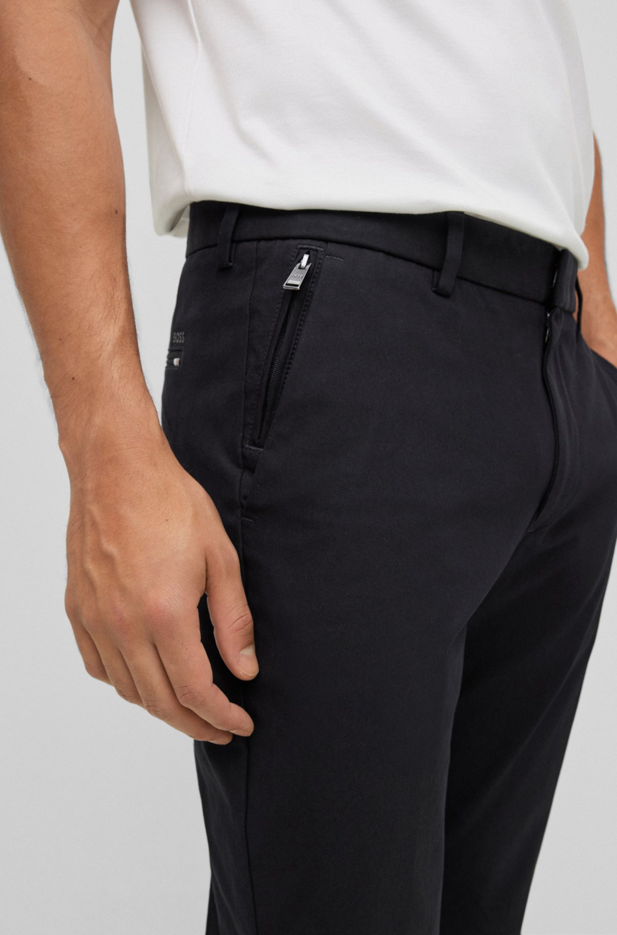 Pantalon Slim Fit en coton mélangé avec pinces sur le devant, Noir