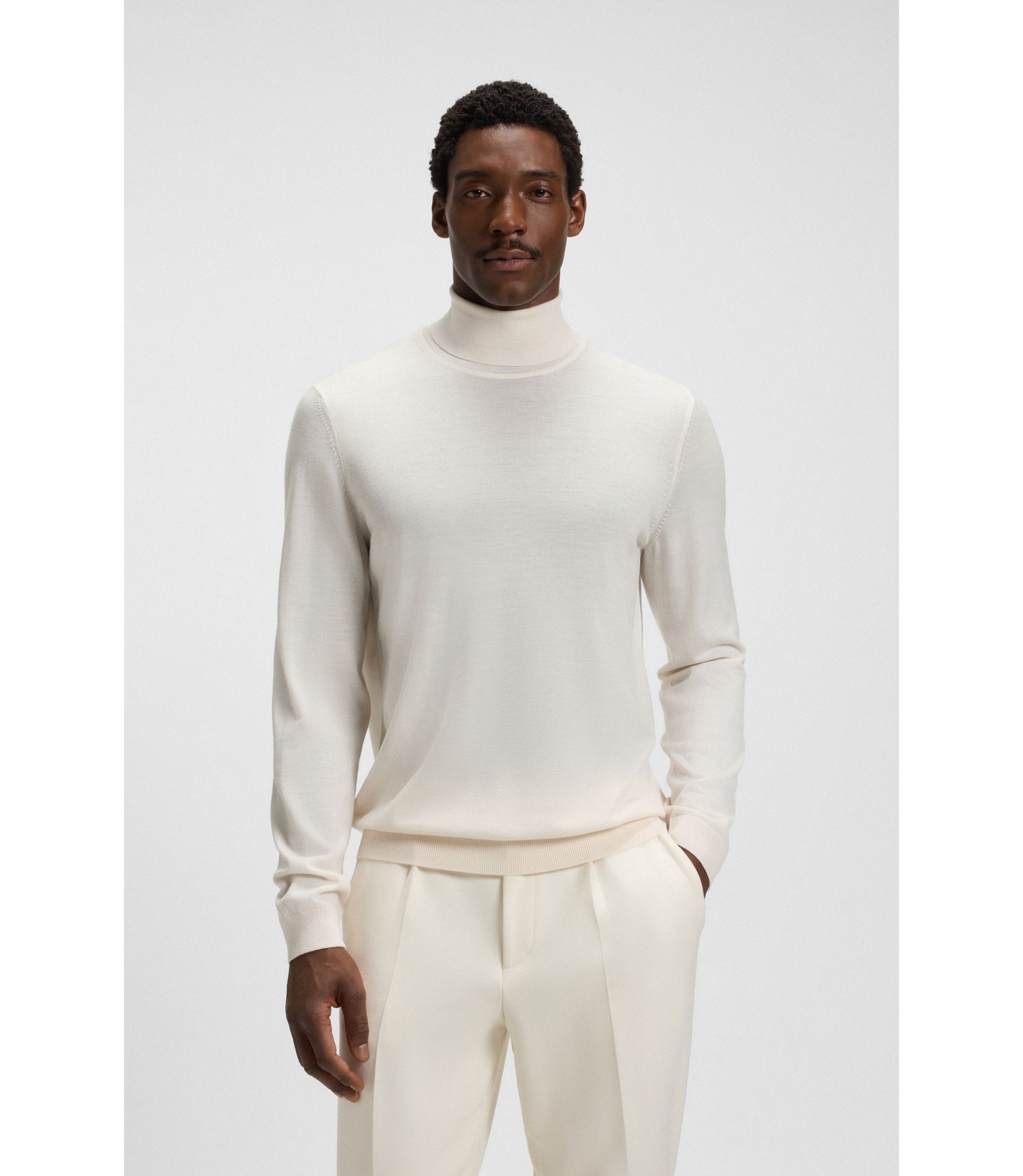 Slim-Fit Rollkragenpullover aus extrafeiner Merinowolle