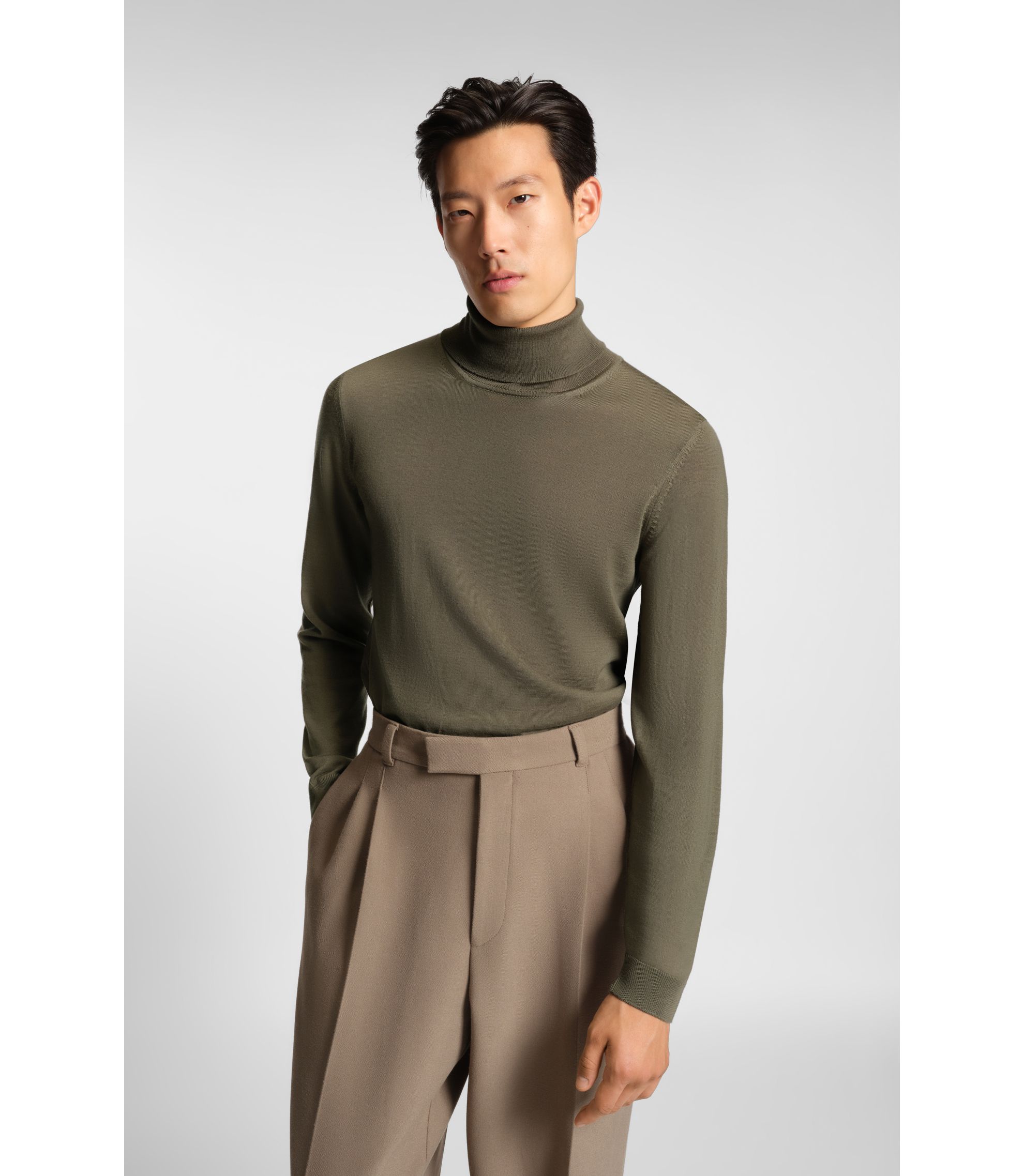 Slim-Fit Rollkragenpullover aus extrafeiner Merinowolle