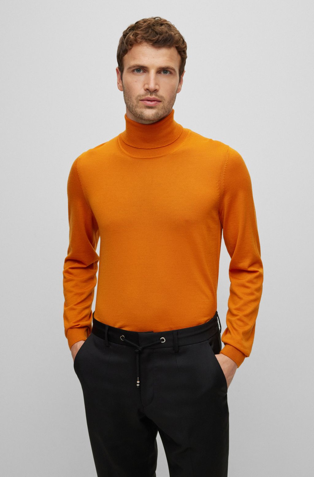 Jersey slim fit de cuello vuelto en lana virgen, Naranja claro