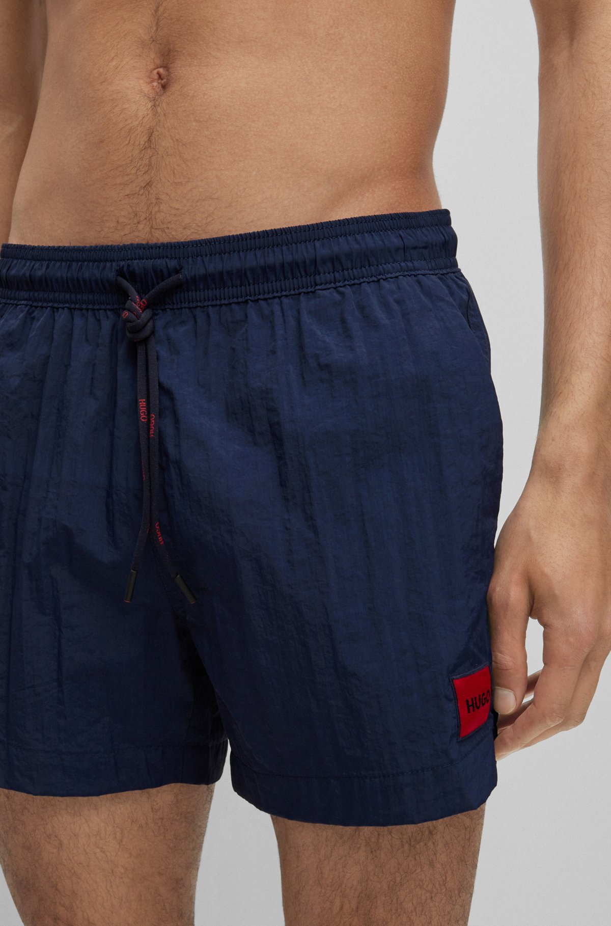 Bañador tipo shorts de secado rápido con etiqueta con logo roja, Azul oscuro