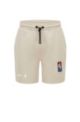 Short NBA & BOSS en coton mélangé avec logos audacieux, Beige clair