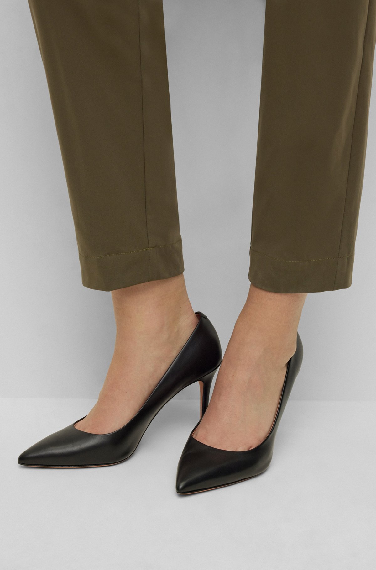 Zapatos de tacón en piel italiana con puntera afilada, Negro