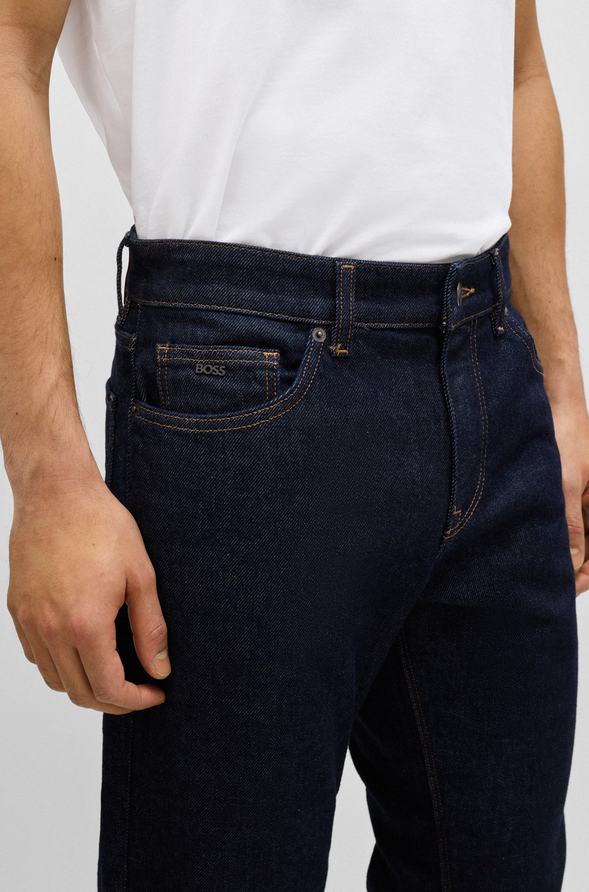 naturlig Blodig affald BOSS - Jeans med almindelig pasform i mørkeblå denim med behagelig stræk