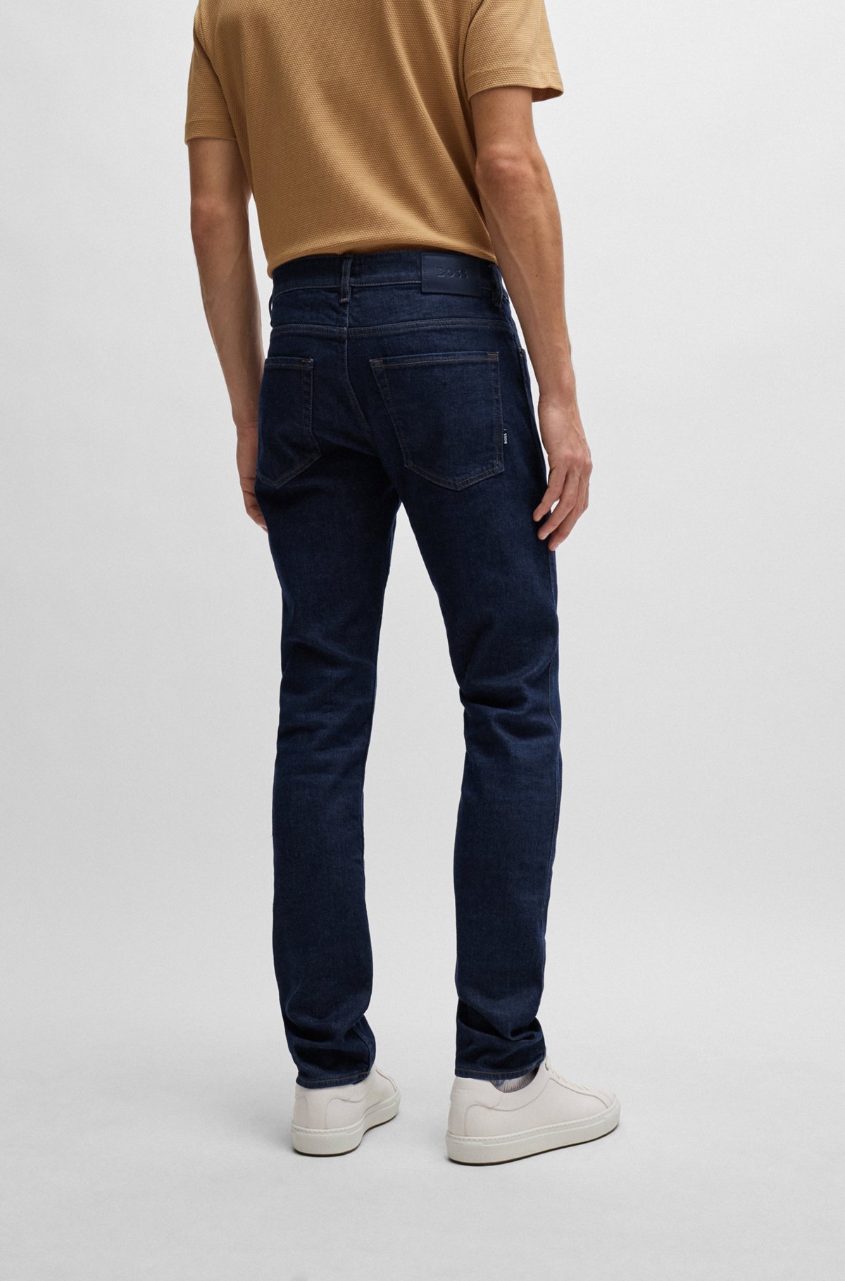 Som svar på studie fly BOSS - Jeans i slim fit i mørkeblå denim med behagelig stræk