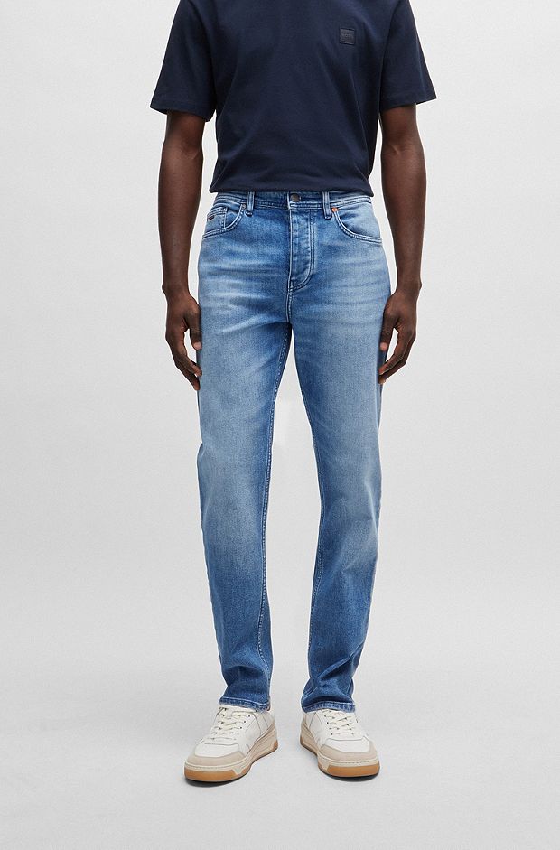 Jeans con fit affusolato in comodo denim elasticizzato blu, Blu