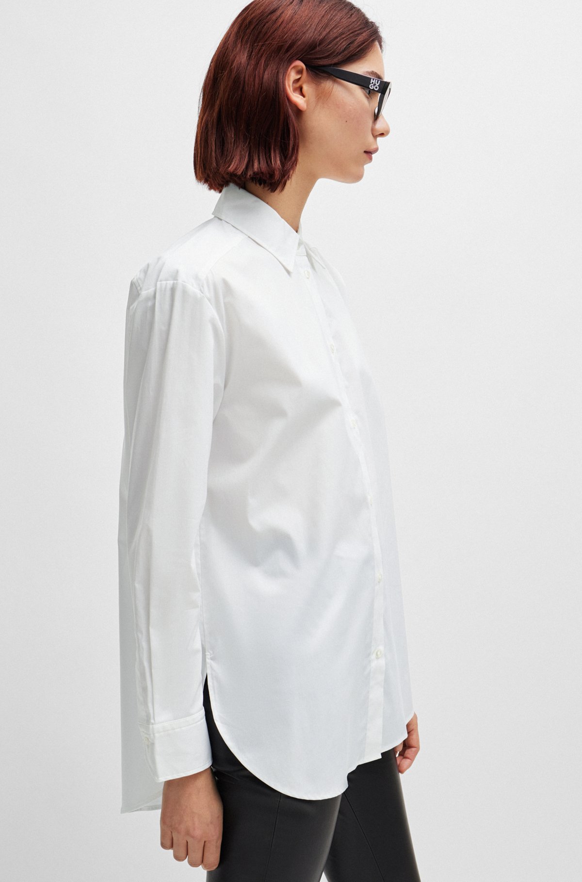 Oversized Bluse aus Stretch-Baumwolle mit rotem Logo-Label, Weiß