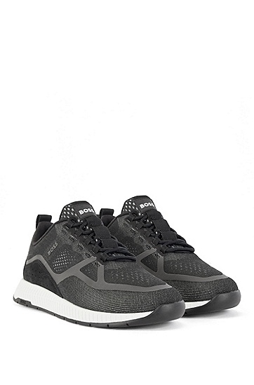 网眼材质搭配装饰性反光细节的混合材质运动鞋,  001_Black