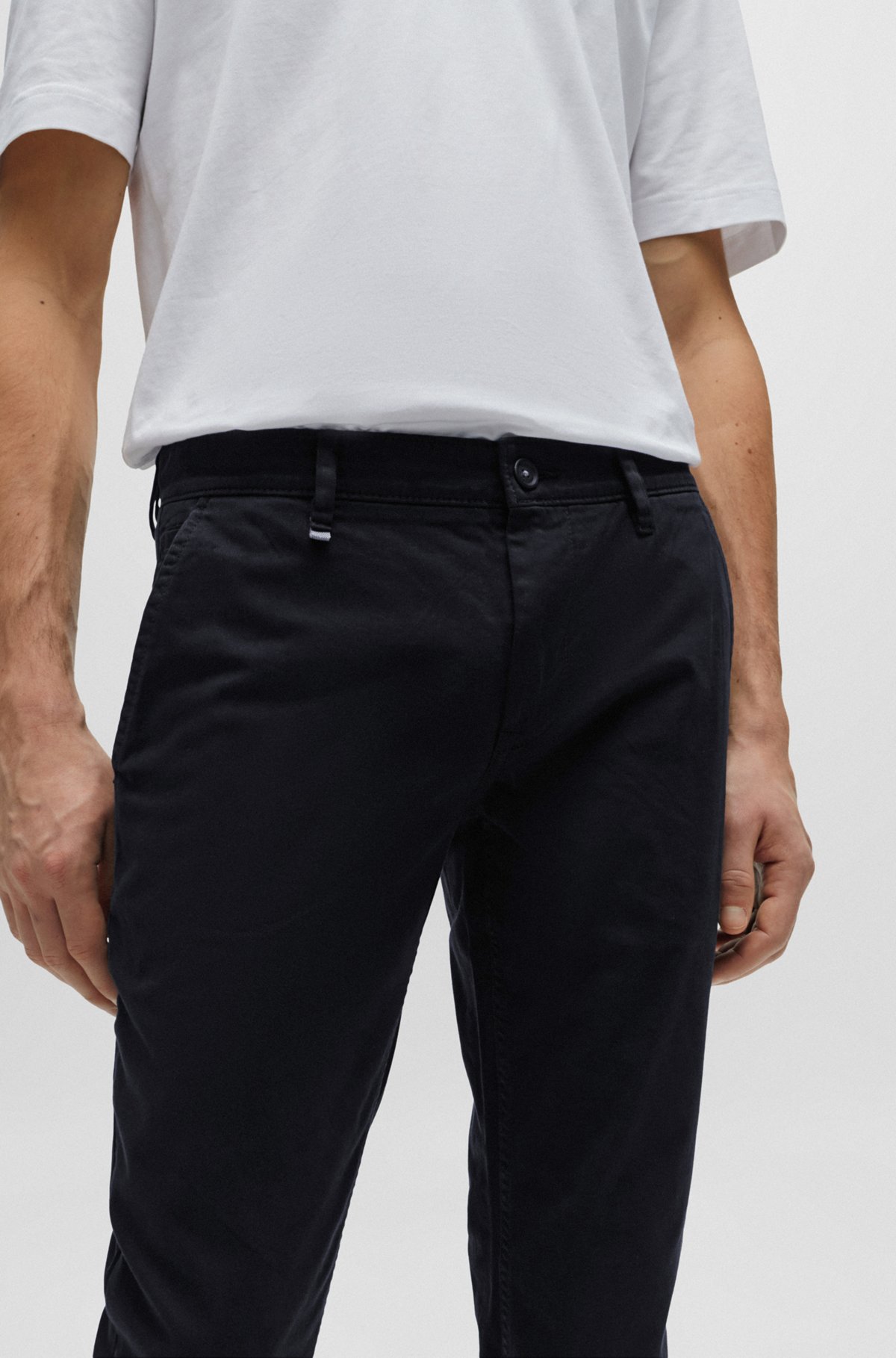 Slim-Fit Hose aus elastischem Baumwoll-Satin, Schwarz