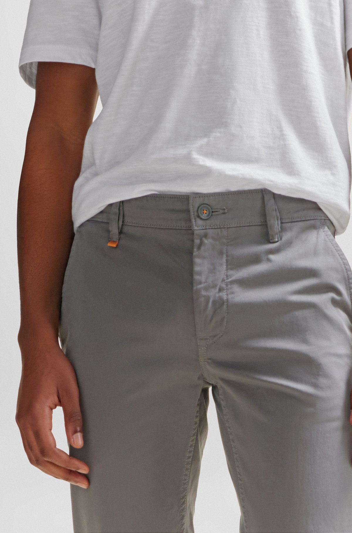  Slim-Fit Hose aus elastischem Baumwoll-Satin, Grau